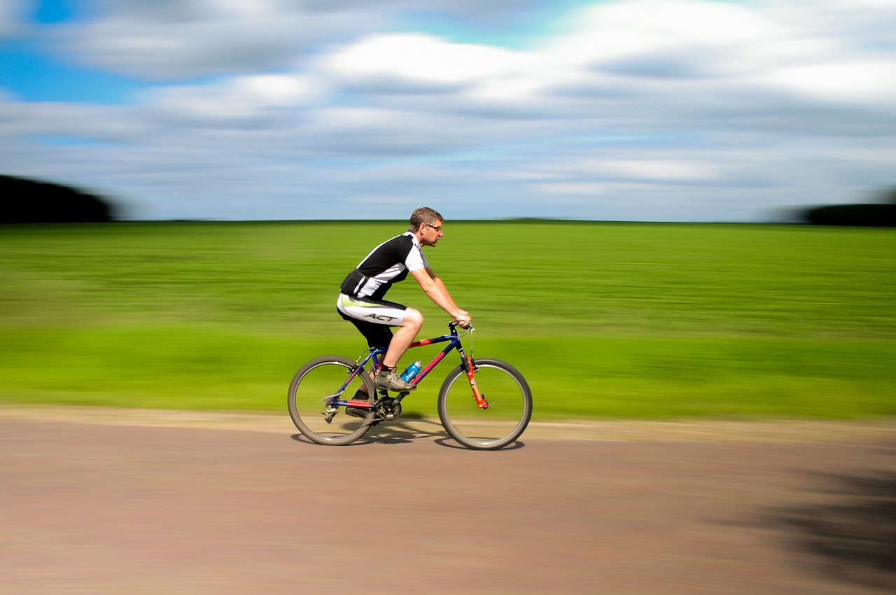 ciclista che pedala in campagna